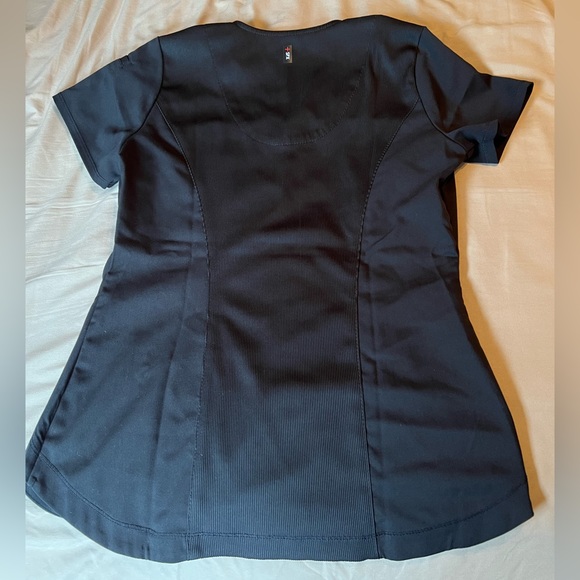 Greys Anatomy Capri Tuck-In scrub top - Picture 2 of 5